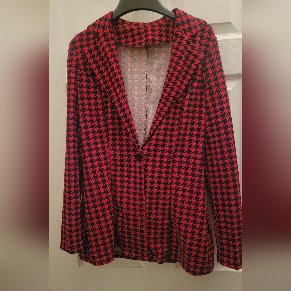 Chic Houndstooth Blazer in Red and Black